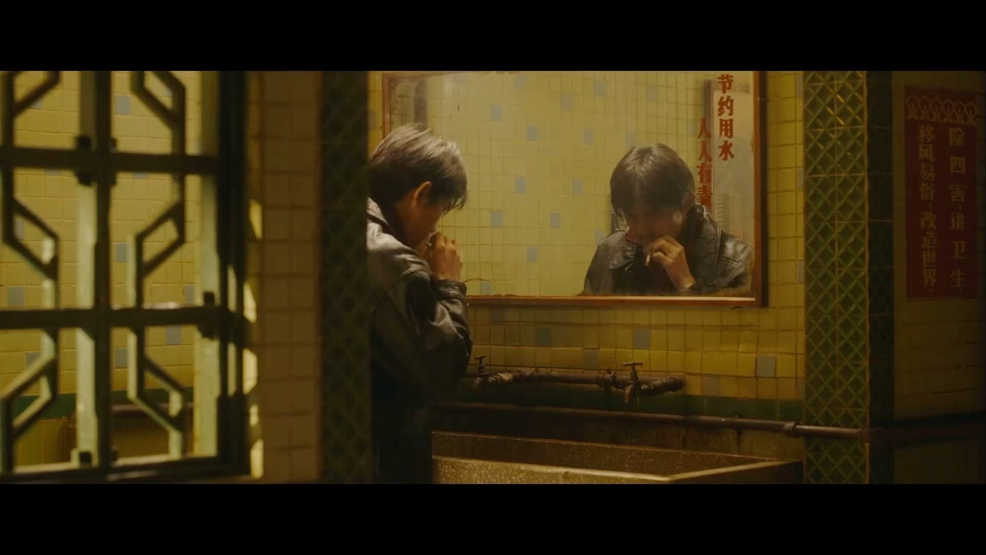 所有人点进来看易烊千玺弹烟这个镜头，帅成啥了[舔屏]狂野时代易烊千玺弹烟狂野时代