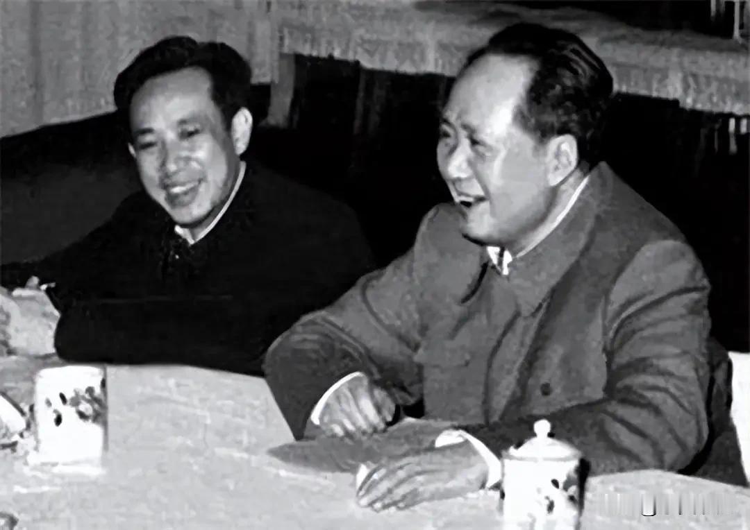毛主席的秘书田家英同志最看不起的是，有人经常向他打听“主席最近又读了什么书？”“