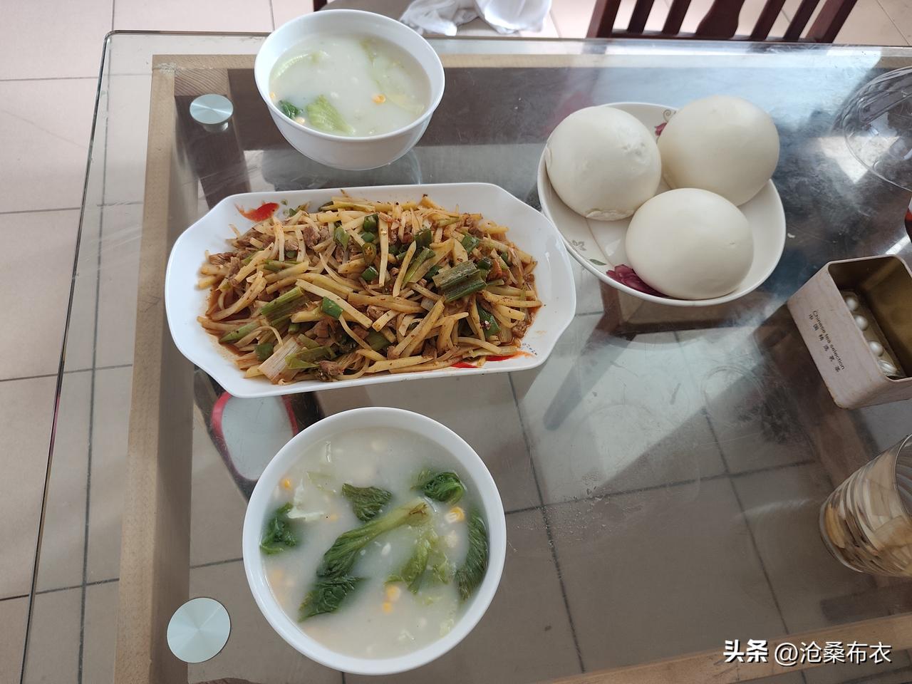 夏日生活打卡季星期天午餐，老婆买了3个馒又烧了稀饭，我和老婆一人吃完稀饭就饱了，