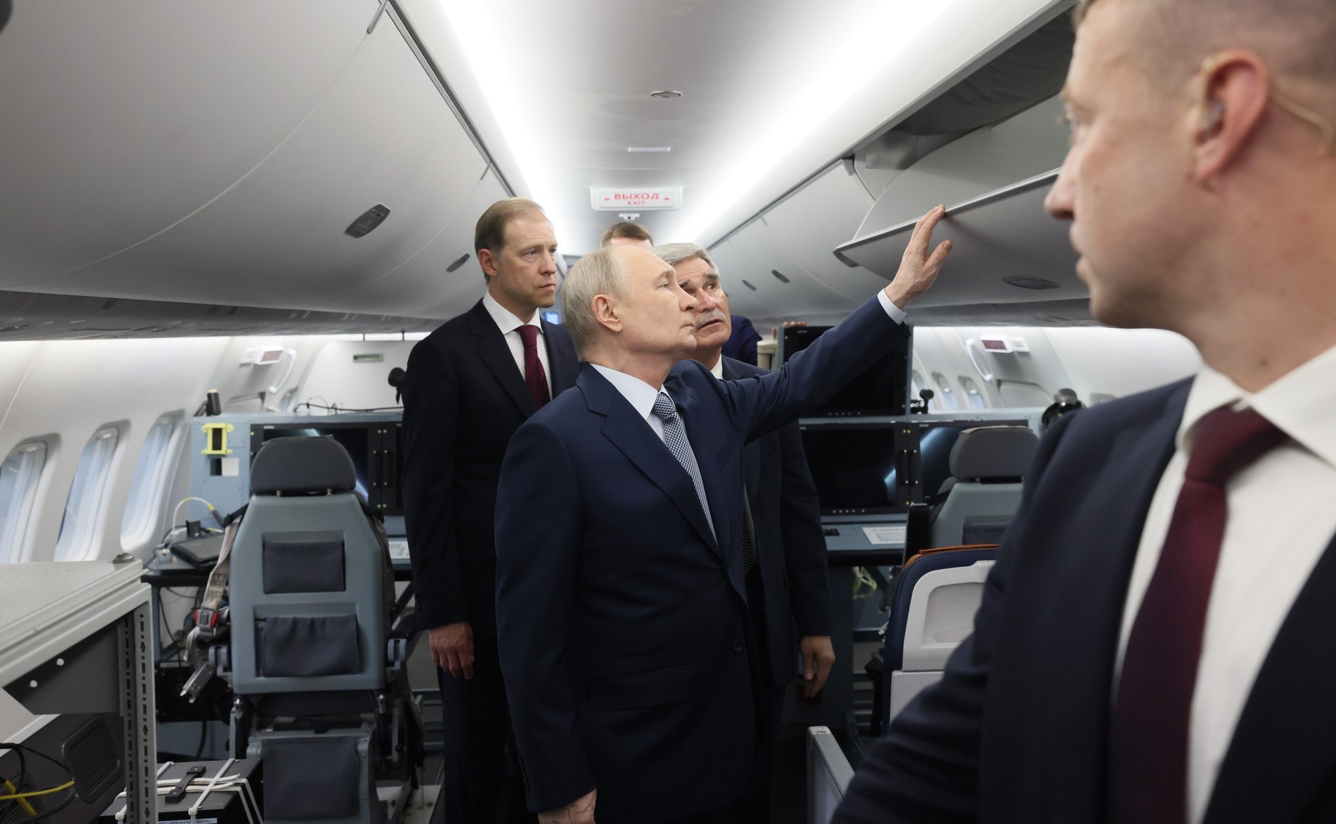 瓦洛佳小朋友  参观格罗莫夫飞行研究院弗拉基米尔·普京参观了位于莫斯科郊外茹科夫