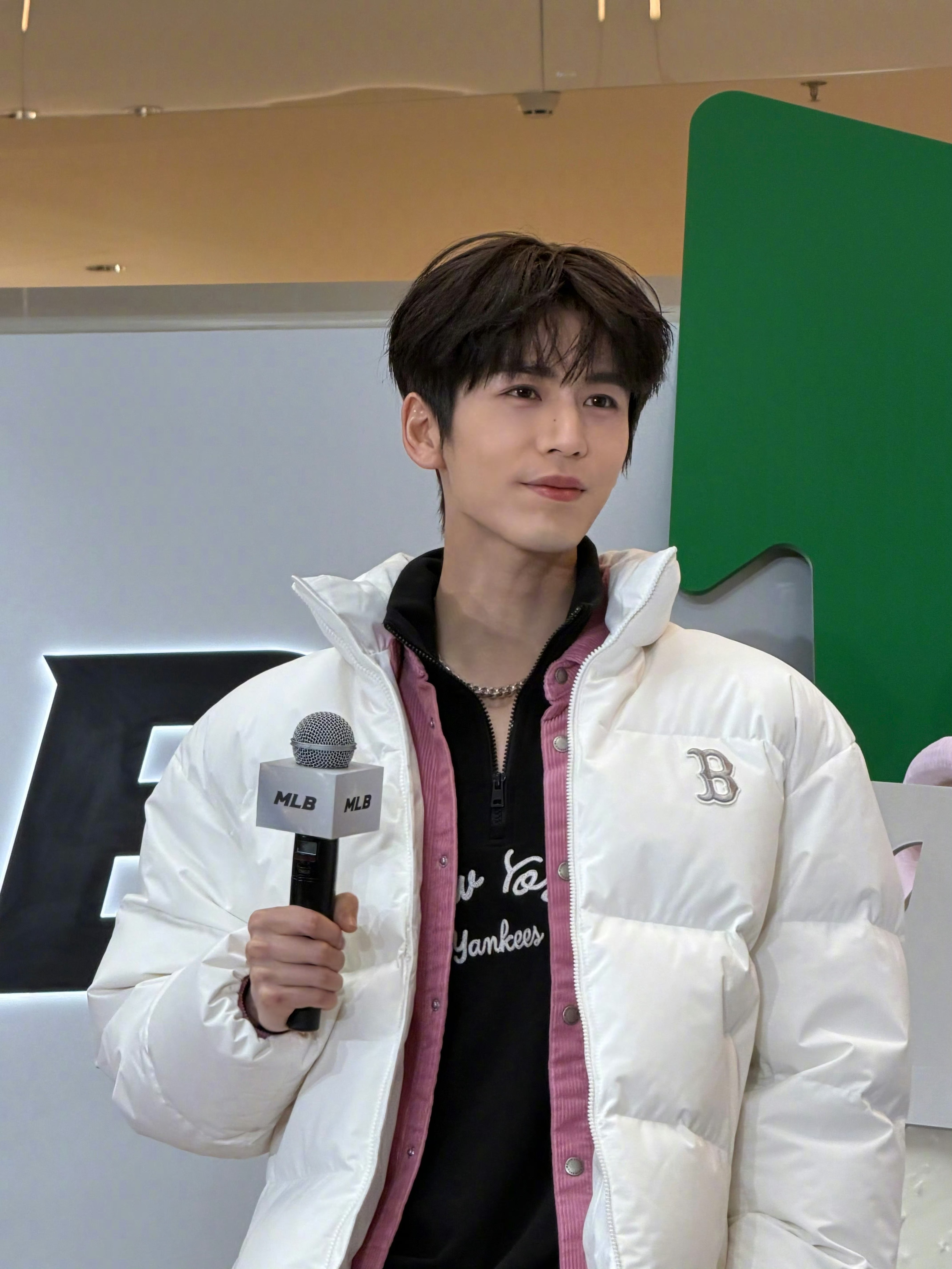 张凌赫今日活动生图好伟大 现场也爆了🔥🔥 