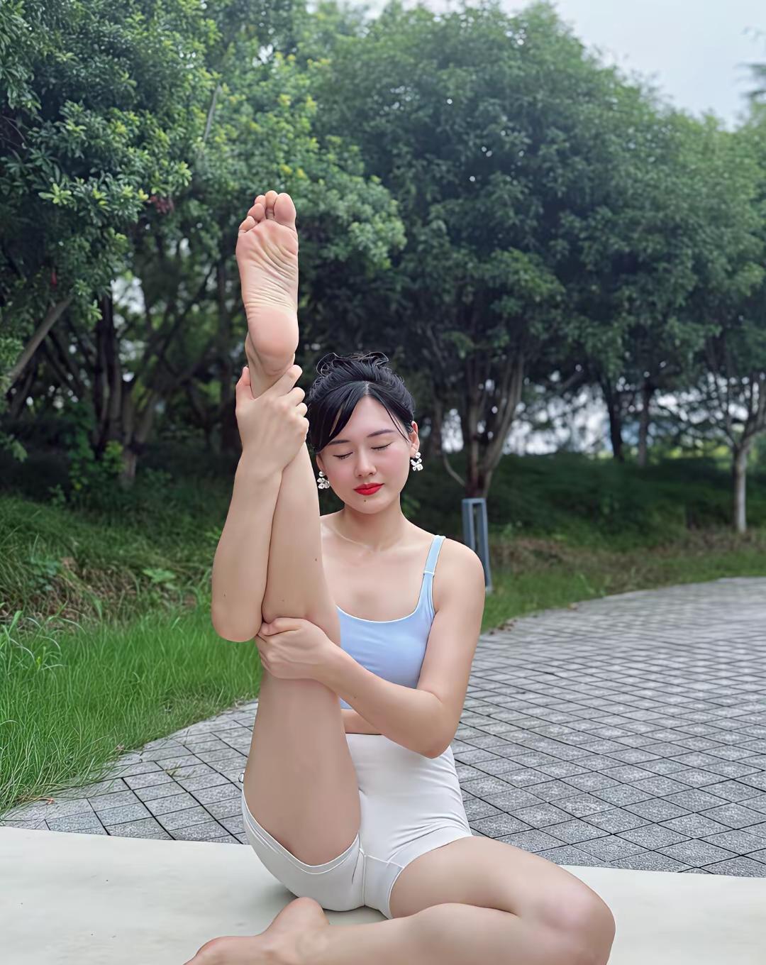 奥森的木平台六点半就排起队了，不是为了拍照，是真的人多。
支付宝抢名额像抢演唱会