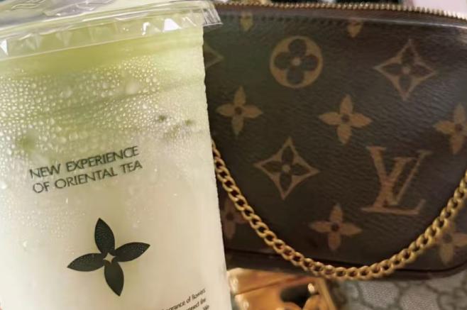 很多人都在好奇一件事，同样是新茶饮品牌，同样是包装设计看着眼熟，为什么霸王茶姬用