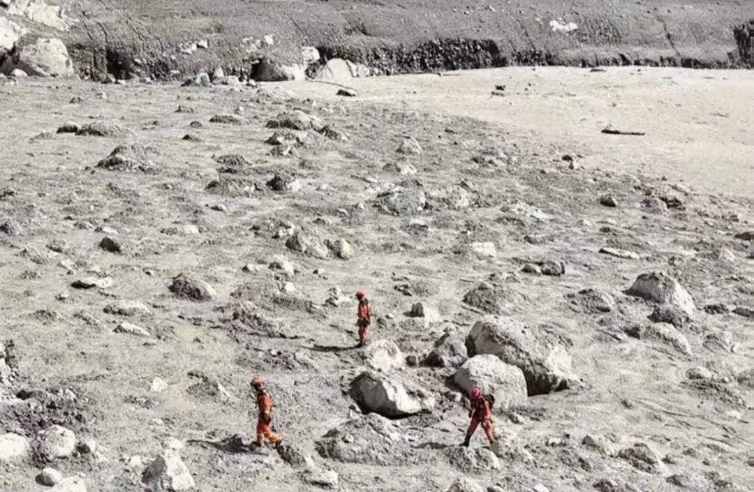 吉隆口岸大楼只剩钢筋骨架 西藏泥石流救援 这是本次特大冰岩崩和泥石流的威力集中体