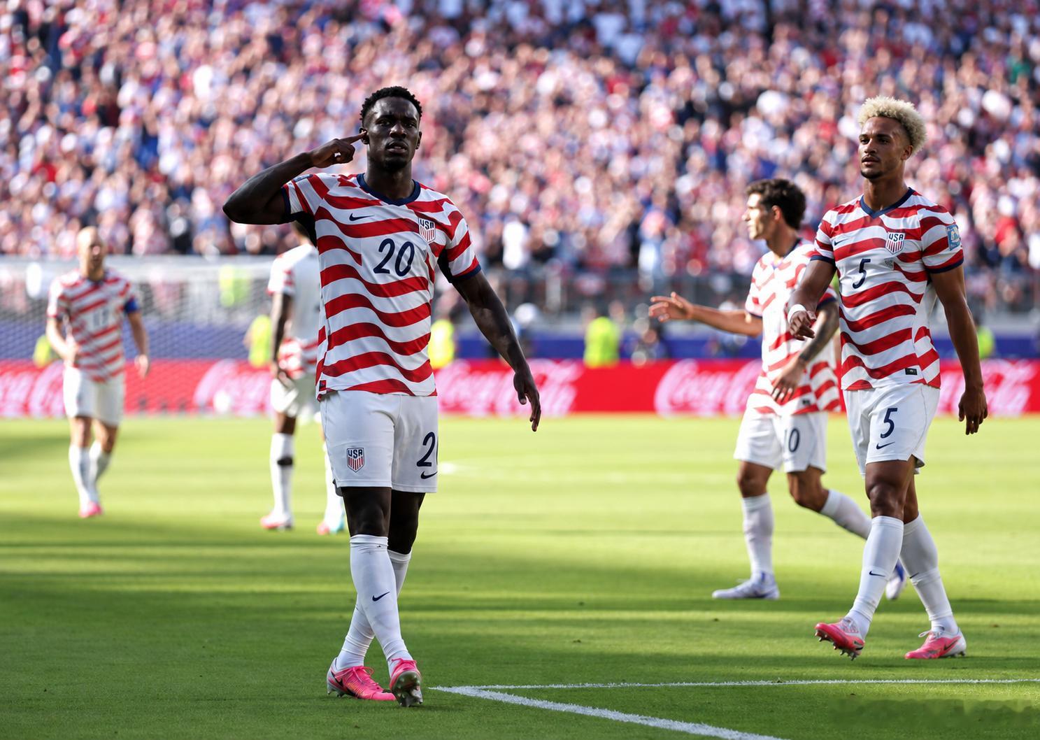 巴洛贡在世界杯32强战中率先破门，帮助美国队抢占先机！🇺🇸⚽️进球后，他还复