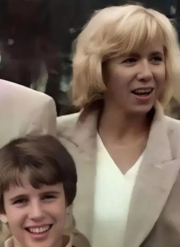 1995年，42岁的布丽吉特将18岁的马克龙带回了家，丈夫错把情敌当成了自己女儿