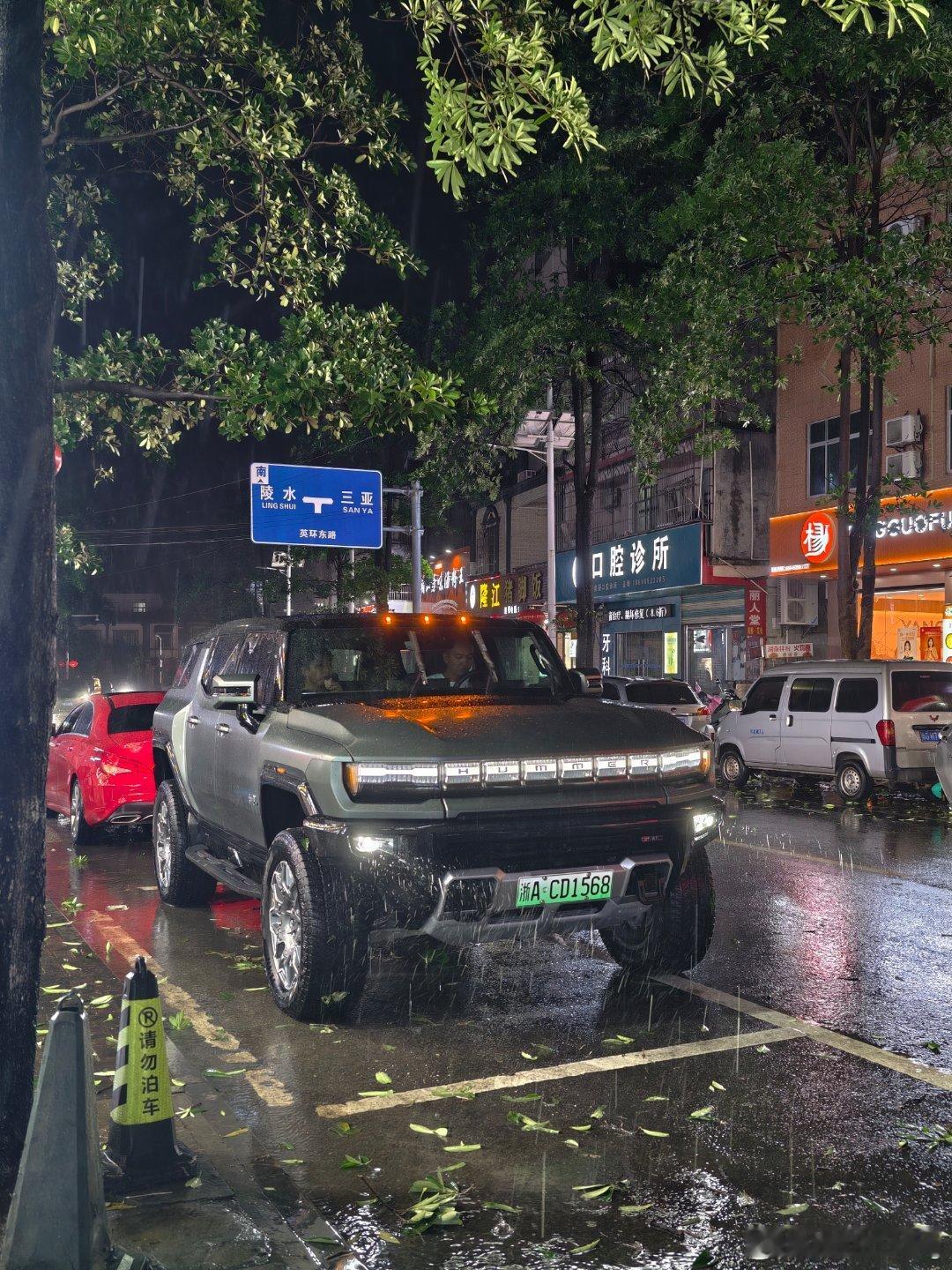 出来吃夜宵第一看到电悍马这车有点帅啊 ​​​