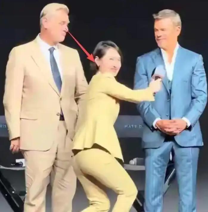 首映礼半蹲采访引发热议：礼貌应有边界，平等无需自我矮化 一场电影首映礼的采访片段