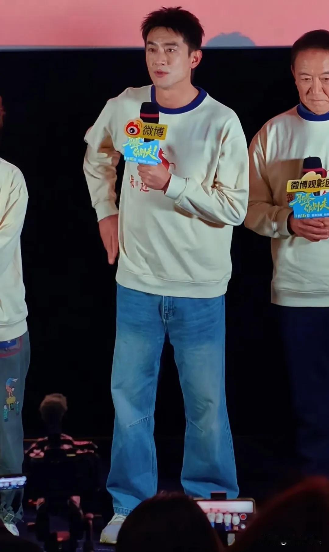 林更新，快38岁了，居然还有少年感。
他出席新电影《马腾你别走》北京首映礼，穿着