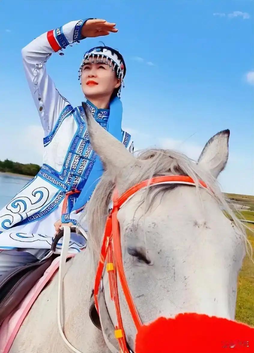 痛哉天山侠女[流泪]贺骄龙因公牺牲，她是网红，但超越网红，她因助农而殉职，她把所