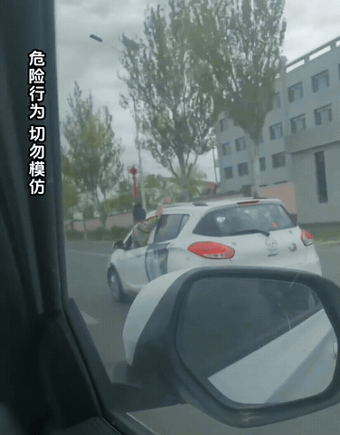 大姐开车上路当二八大杠掏裆整，太吓人了！危险行为，切勿模仿啊！