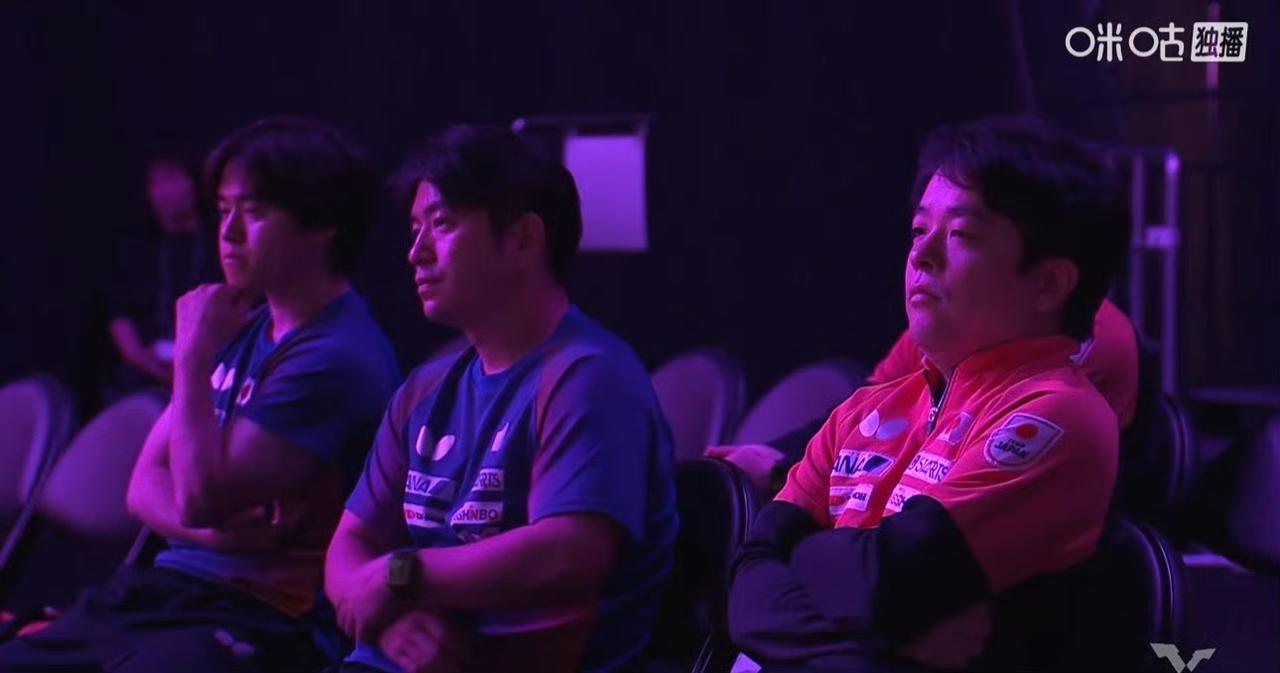 一起围观日乒男队排在第四、第五位的俩人内战吧[吃瓜群众]，
第一局宇田幸矢🇯?