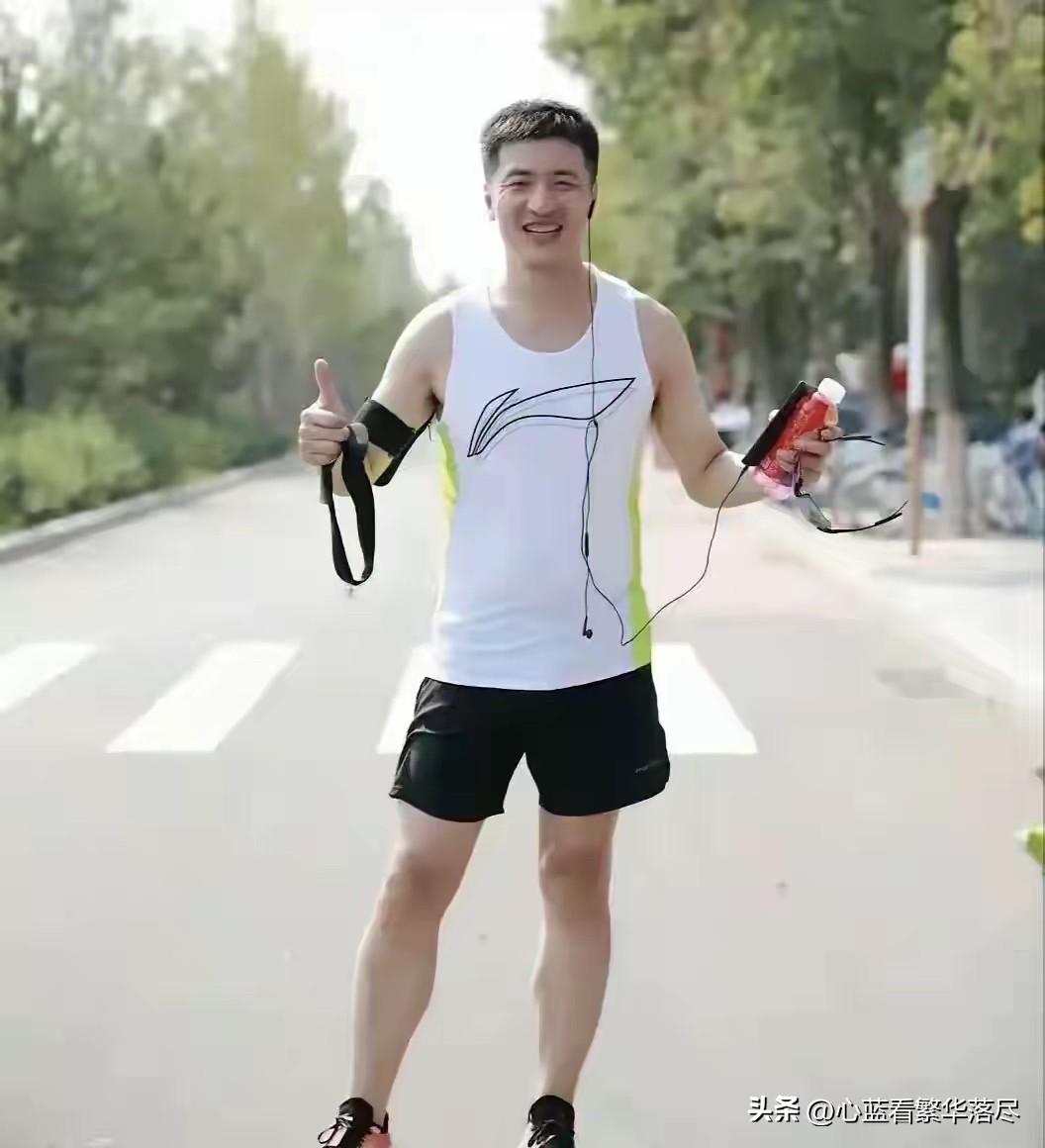 原来就在张雪峰突然去世的前两天，他就被无锡马拉松给取消名额了，但是关于被取消名额