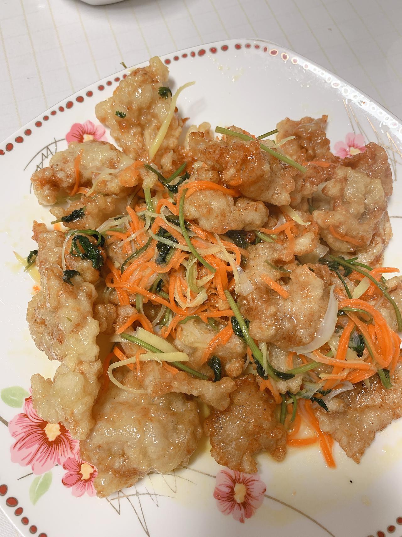 -锅包肉：是哈尔滨的经典菜肴，以里脊肉切片裹糊油炸，再佐以酸甜酱汁，色泽金黄，外