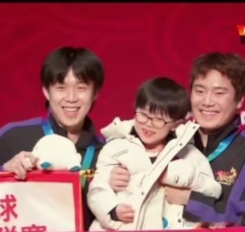 乒超颁奖合影最亮的靓仔是小凉皮。
梁靖崑的儿子凉皮，因为被横幅挡住被梁靖崑抱了起