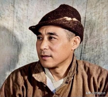 银幕上的两位“贺老六”！
图一是故事片《祝福》中的“贺老六”，扮演者是上影厂一位