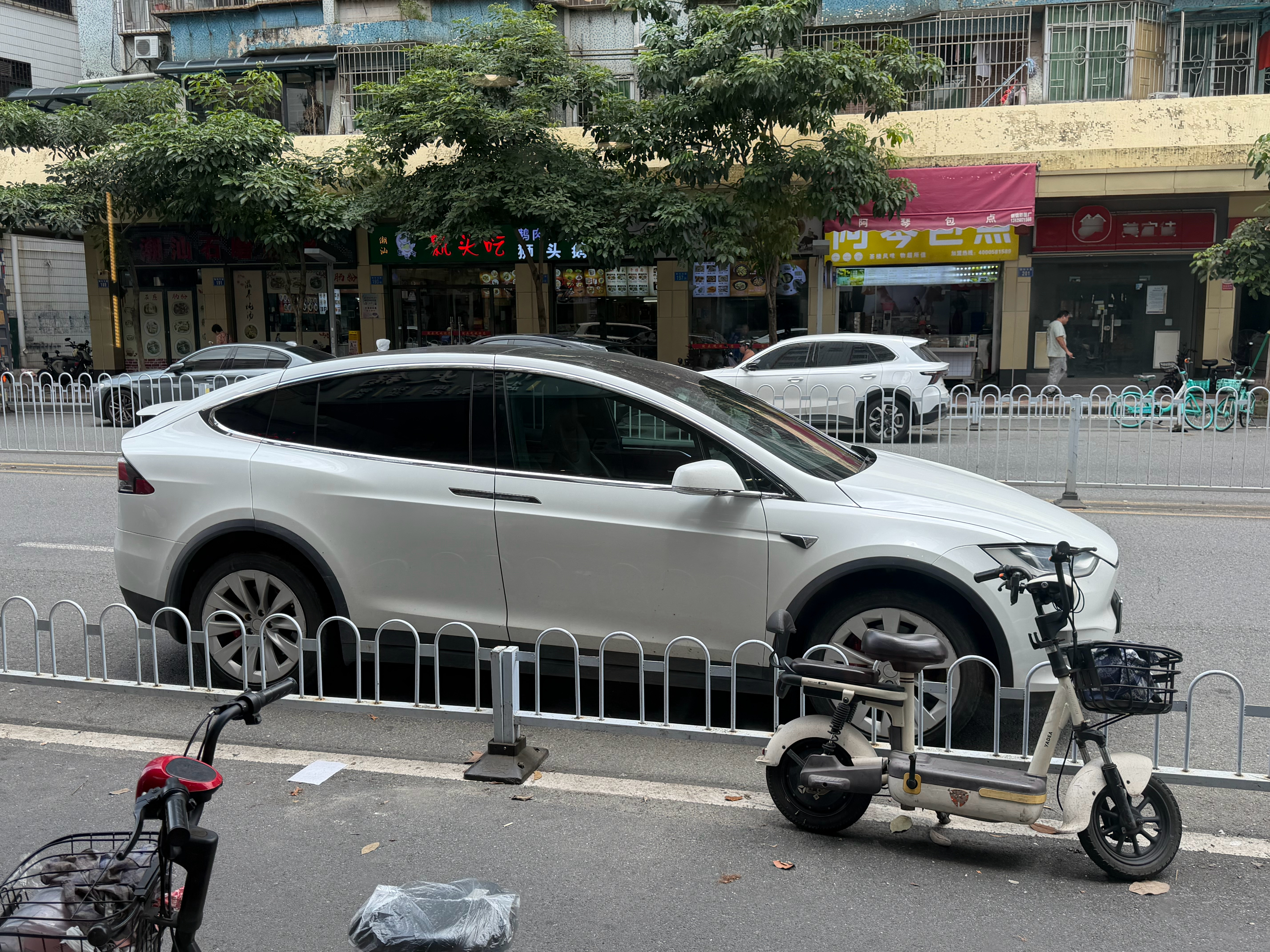 蓝牌 Model X， 10 年前 100 万的车当年买这车的都是科技大佬充电极