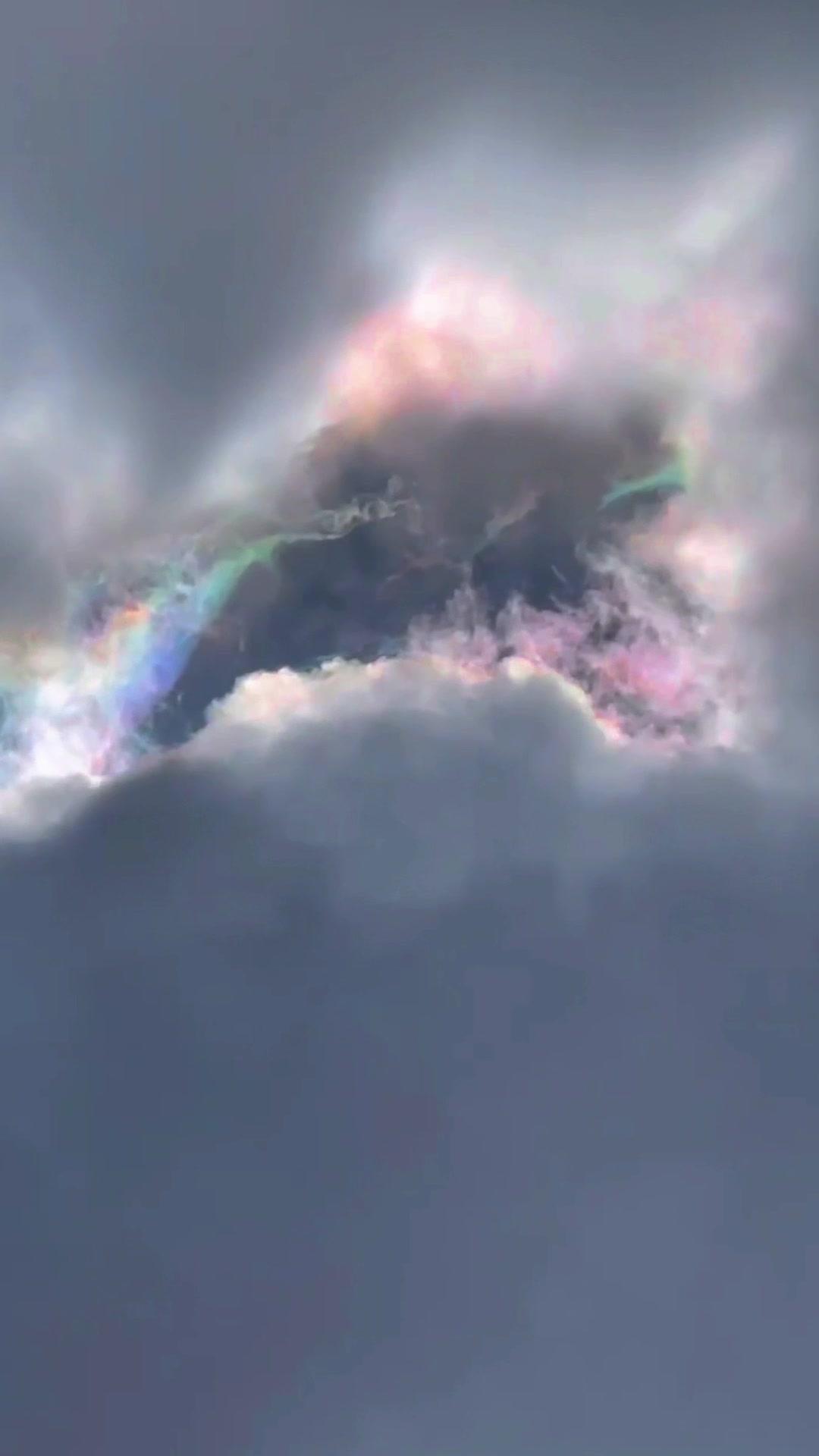 🌥️生活很难，但总有不期而遇的美好。今天抬头看到了七彩祥云，瞬间觉得所有的阴霾