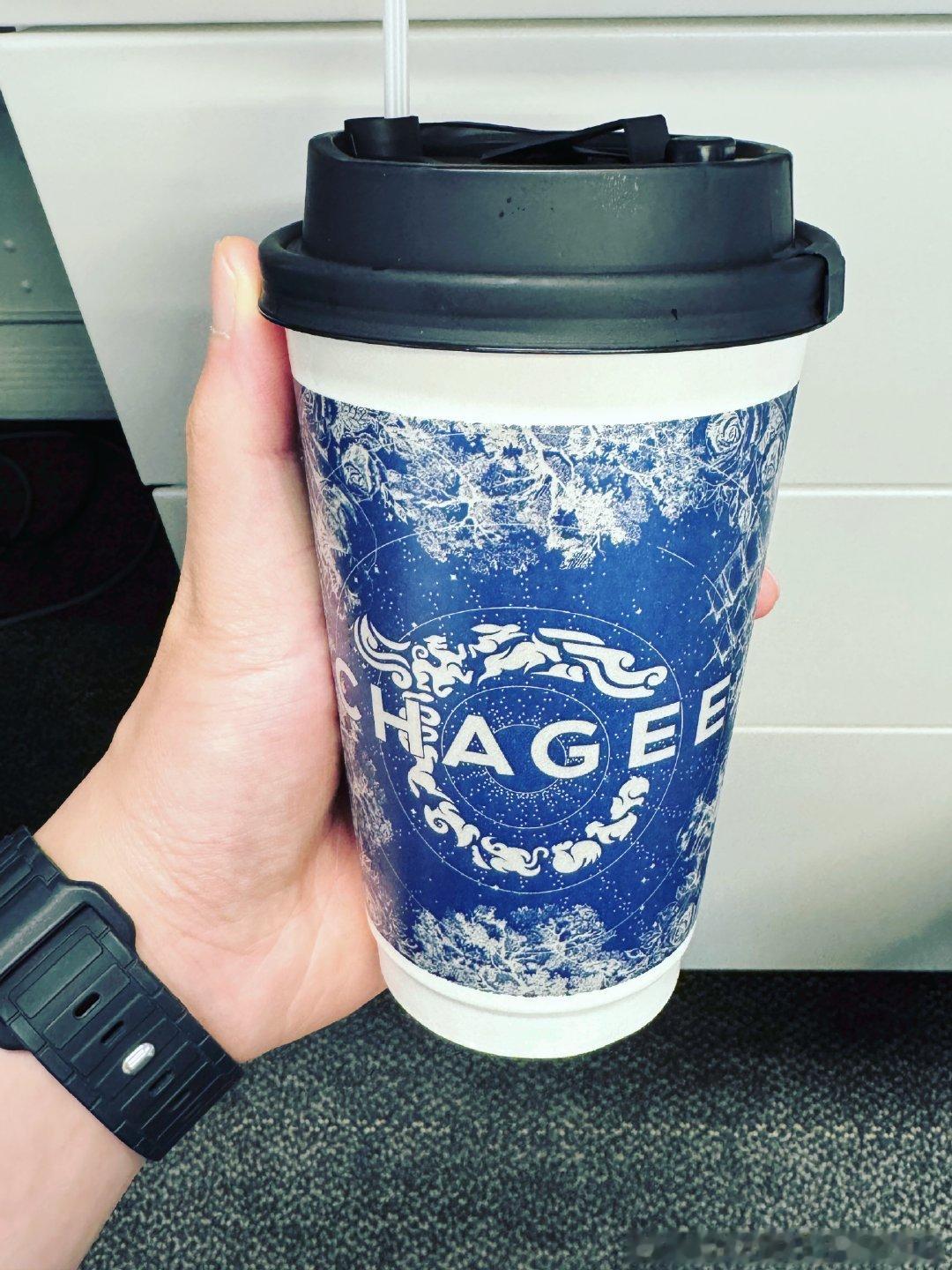 周三永远是最困的 来杯同事投喂的茶姬续续命
