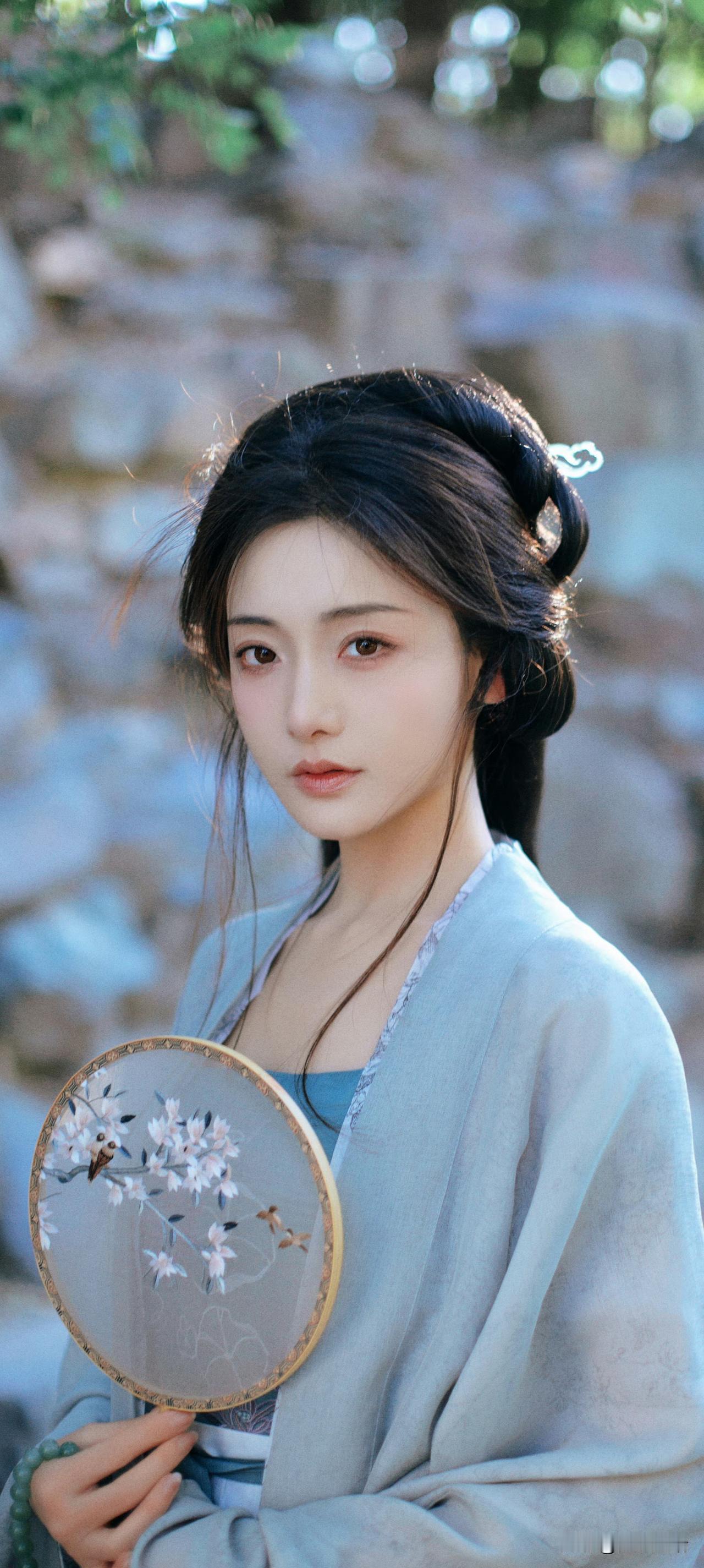 一梦江南，落花惜流水
一枕花凉，浮生遇流连
相思长，深情短