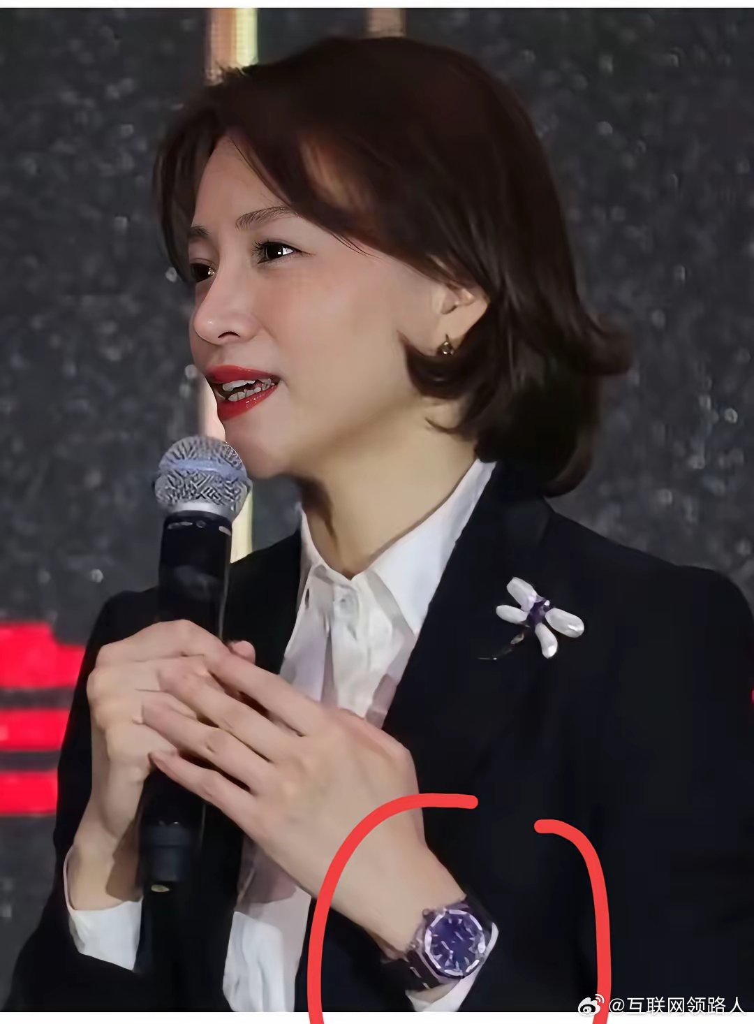 董卿戴的手表看起来很别致，是什么牌子的呀？ 