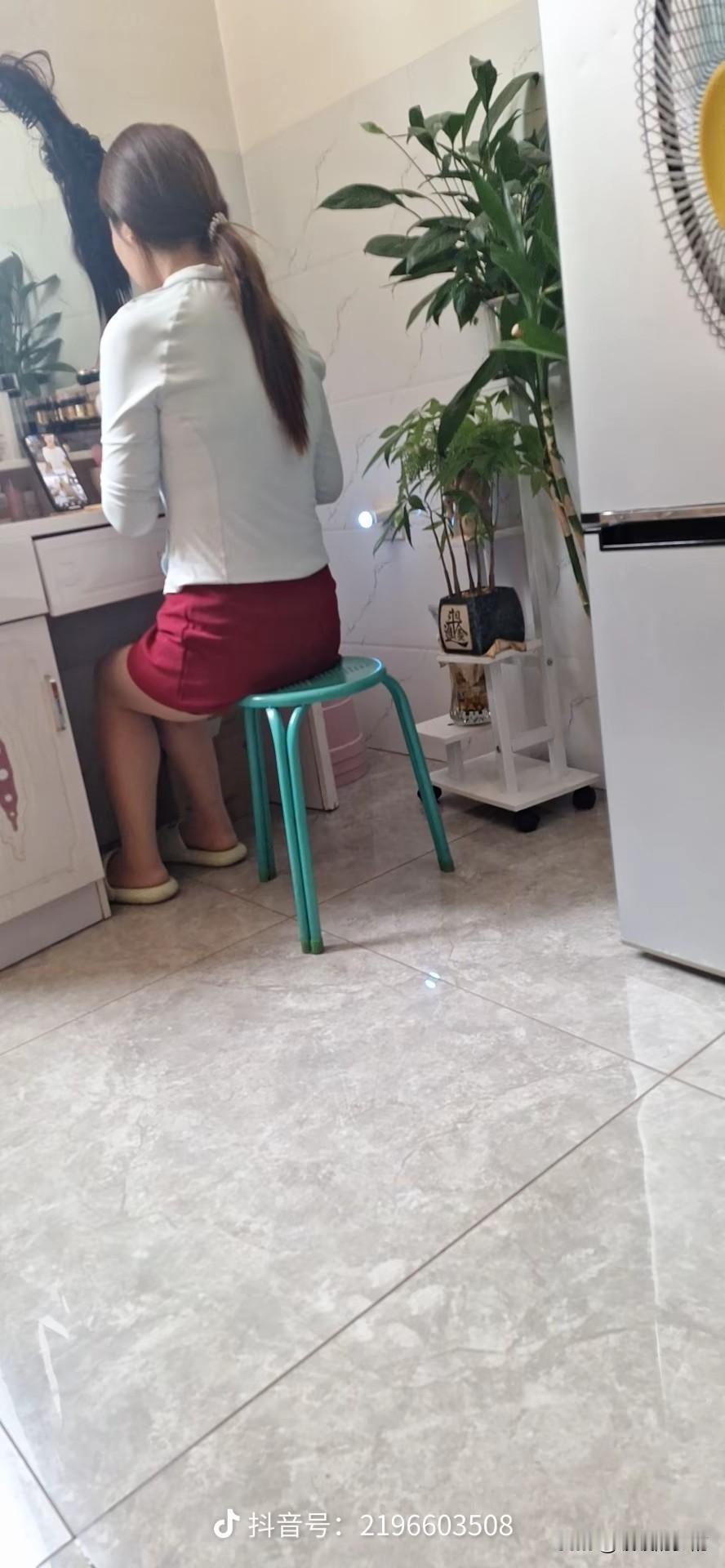 媳妇日常
每天早上都要坐在那里
对着镜子很久很久