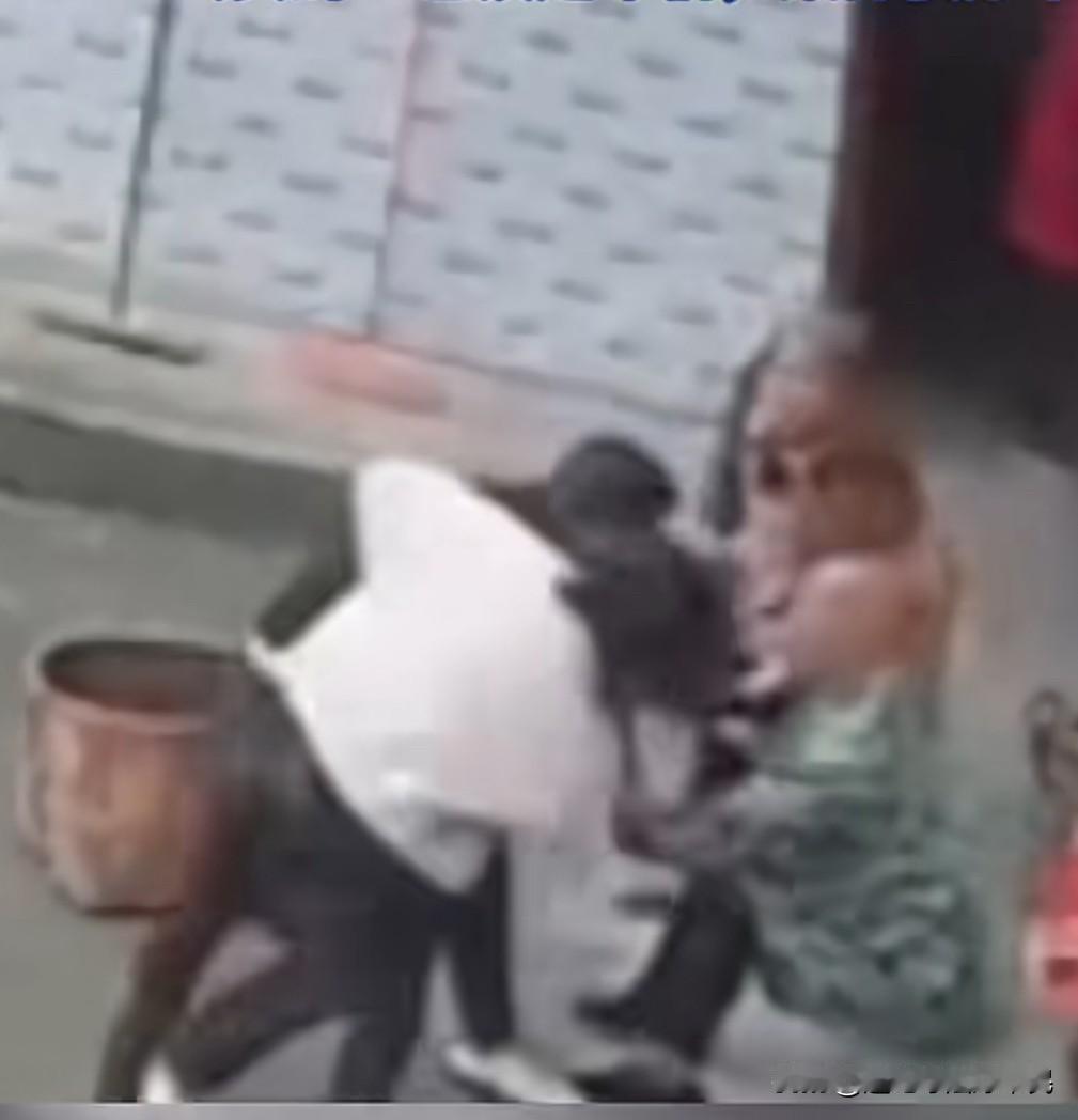 骗子又换新赛道了，大家叮嘱老人注意防骗
      陌生男女进入村庄，上农户的家