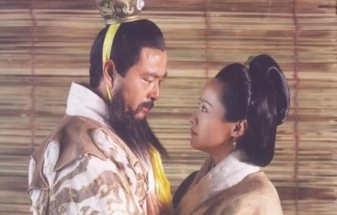 公元195年，丧夫不久的蔡文姬被匈奴人掳走，被迫生育2子。12年后，曹操不惜花重