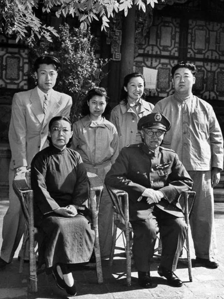 1914年，徐竹青劝丈夫阎锡山：“你纳个妾吧，为了给阎家留后。”谁知，夫妻两人后