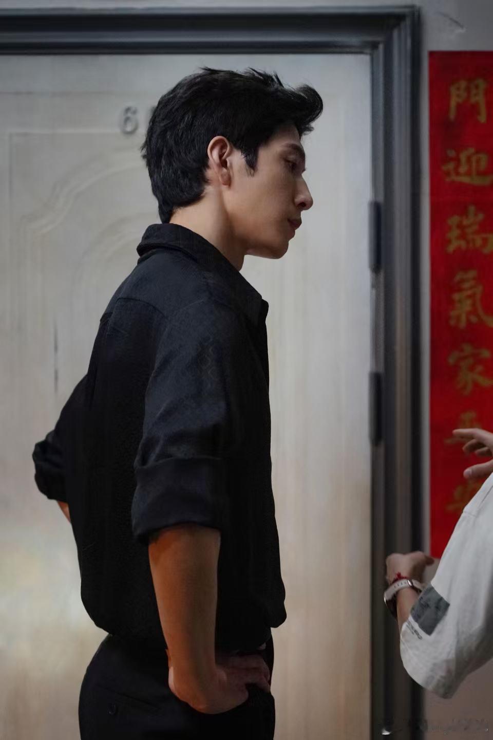 白衬衣是井柏然的疯批战袍吧井柏然的江寒声太会了，白衬衣造型慵懒又疯批，审讯时全程