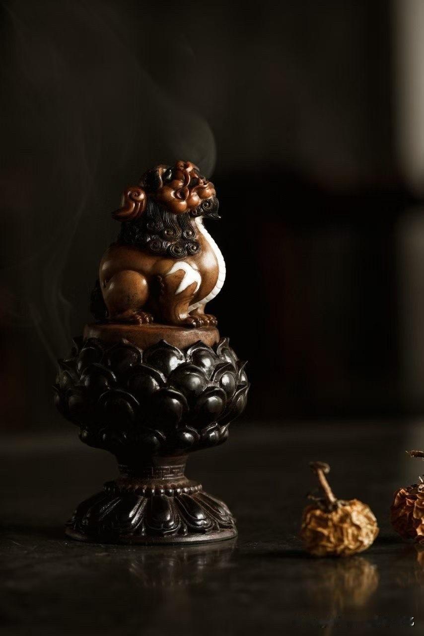 这只香炉，不太“温顺”。

鹿角本身的野性，被完整留住，
不刻意修圆，也不追求光