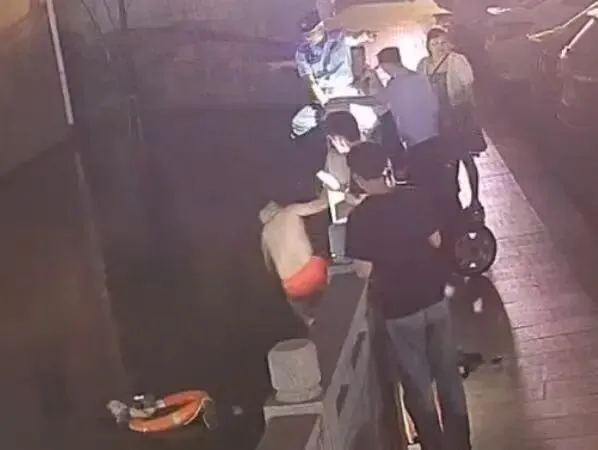 #5人救跳塘女子获见义勇为表彰#【#广州女子跳鱼塘轻生被警民救助续#：5人获颁见
