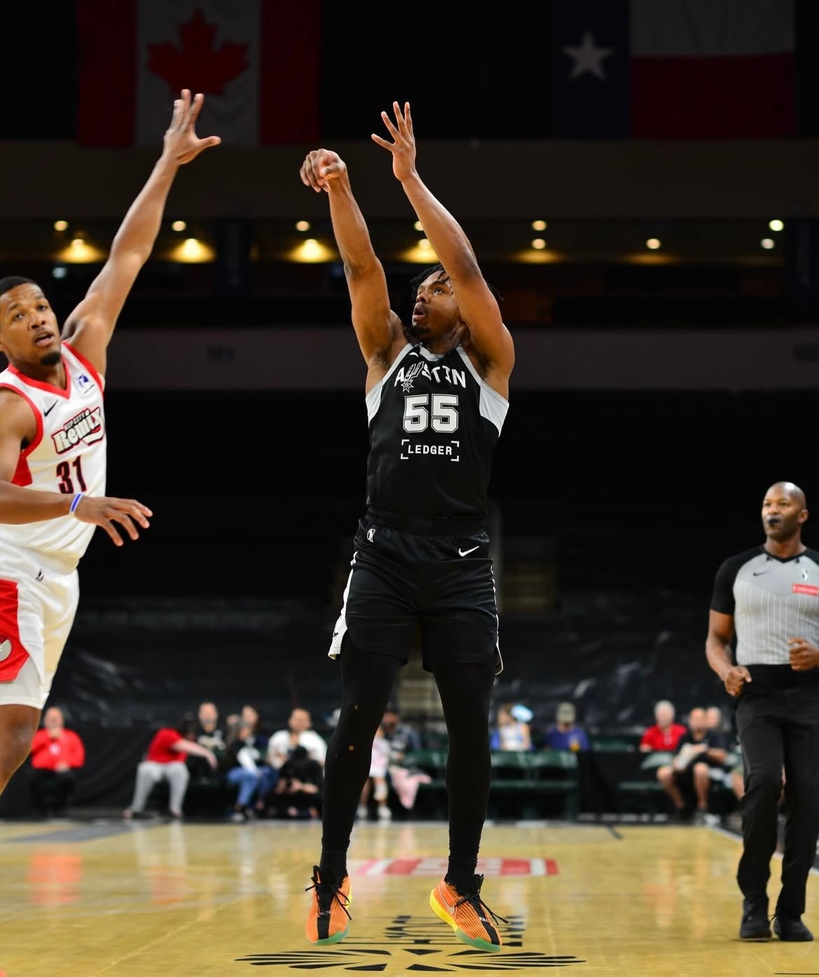 奥斯汀马刺今天主场99-93击败撕裂之城混音队，拿到三连胜🎉奥斯汀马刺（21-