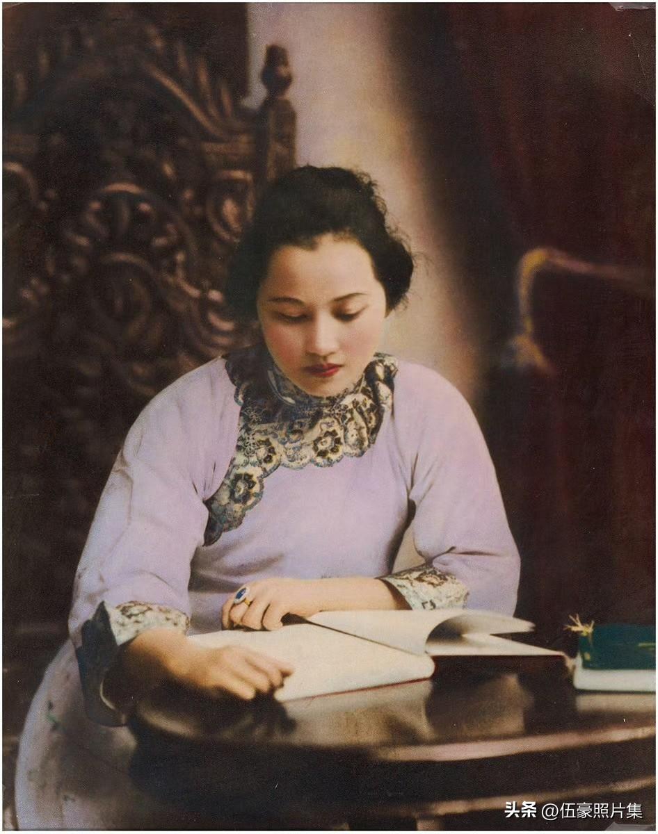 1918年，25岁的宋庆龄悠闲看书的老照片，被认为是宋庆龄生平最美的一个镜头此时