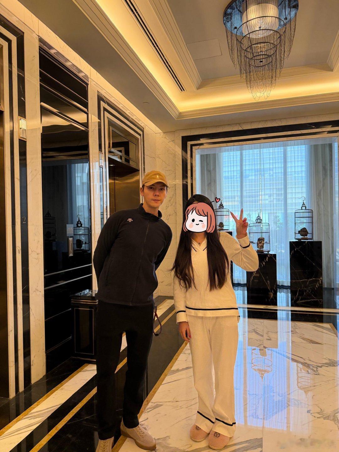 网友下楼吃饭偶遇陈伟霆，本人又瘦又高帅得没边，还特别亲和，她当场被帅懵，连“我刚