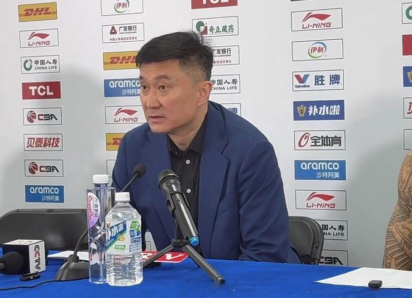 杜锋：遗憾我觉得没有什么遗憾，一个赛季获得成绩和没成绩都有收获，如果拿不了冠军就