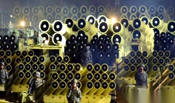 最近那个视频，简直了。
一辆朝鲜来的240毫米大炮车，被个小无人机一发入魂。十几