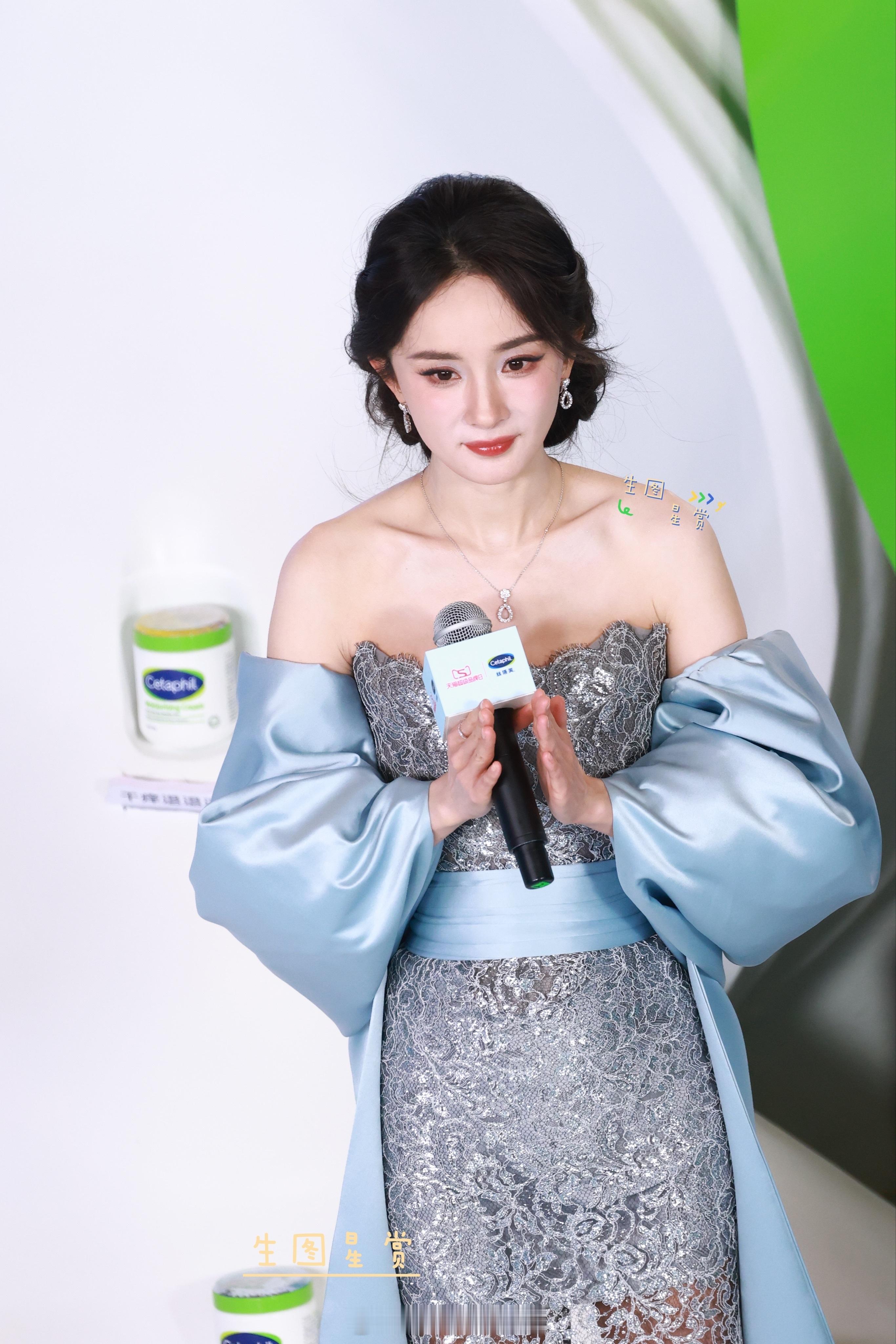 粉丝把助理认成杨幂期待Prada女王杨幂，期待尖叫之夜高定