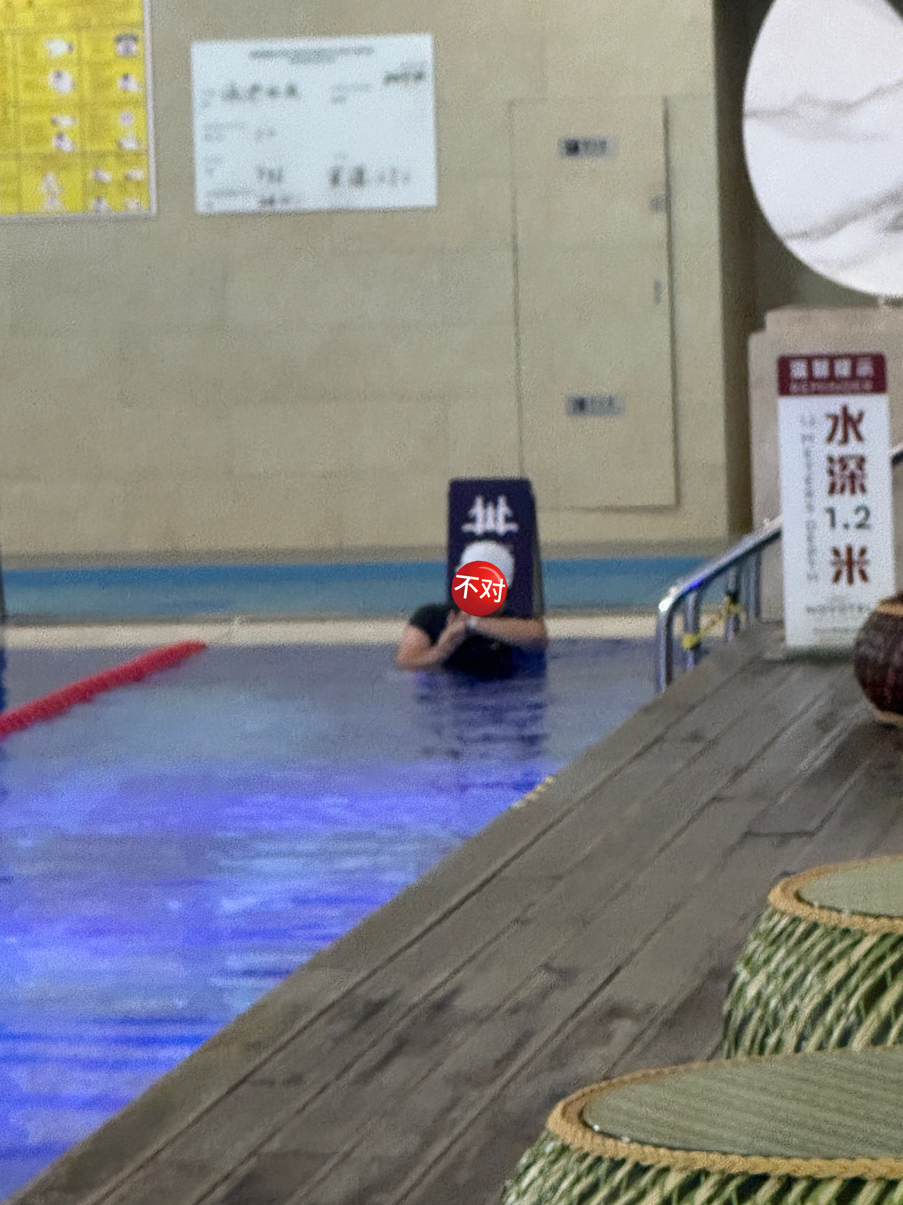 怎么会有人来泳池游泳啊。​​​