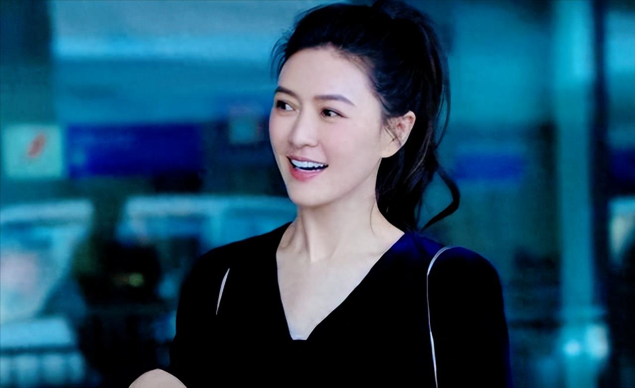 【丈夫狱中去世8年后，留130亿遗产，她的选择令人感动】
说到田海蓉，第一印象或