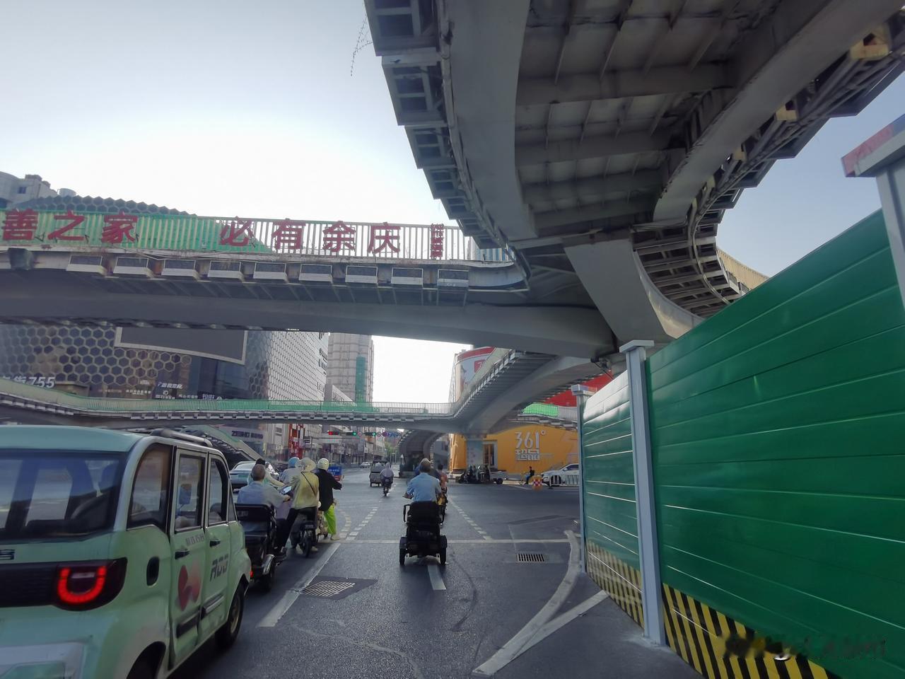 南阳商场天桥已全面封闭，即将进行除限施工。