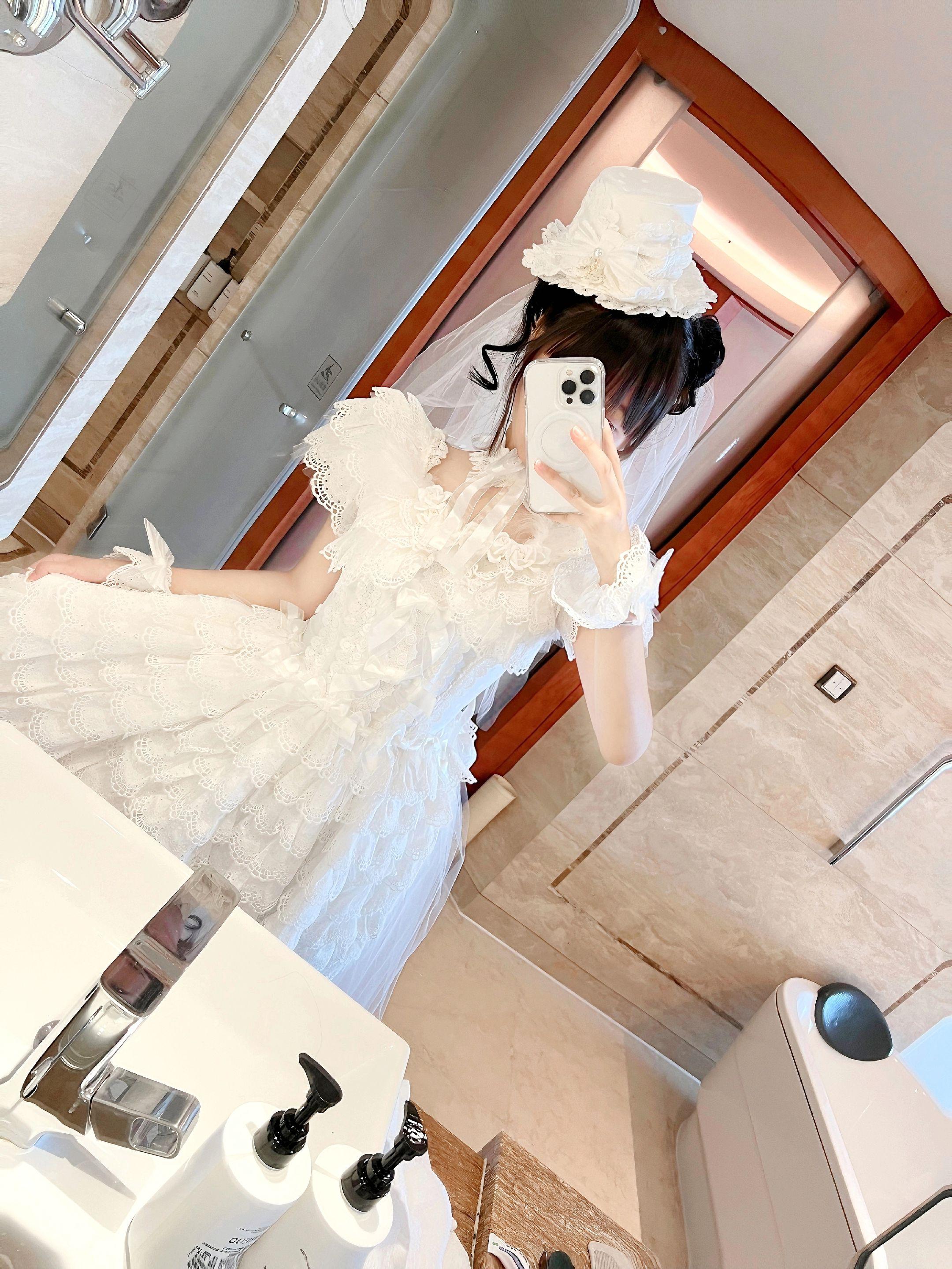 实现了lo娘的终极梦想 穿小羽毛当公主～