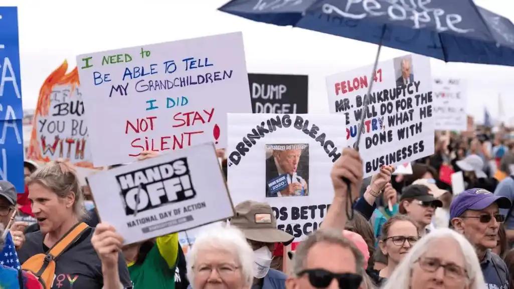 拜登用了4年，把美国从“病危”拉回“重症监护”；特朗普只用一年，直接拔管、再捅几