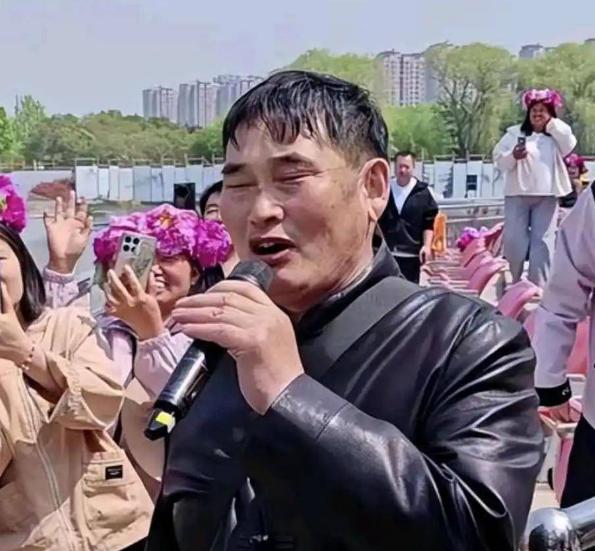 你发现了吗？在娱乐圈“一年一换血”的残酷淘汰赛里，有个山东大叔却像棵老树一样扎了