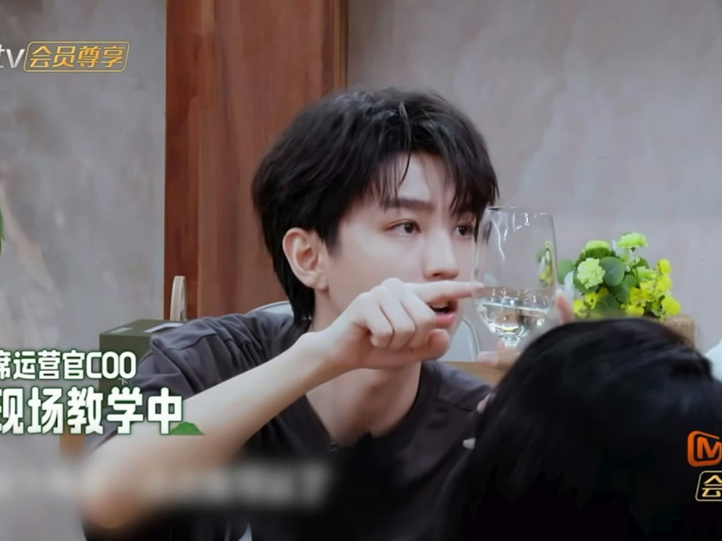 王俊凯教倒酒这段苏得我呀王俊凯教倒酒这段苏得我呀王俊凯教倒酒