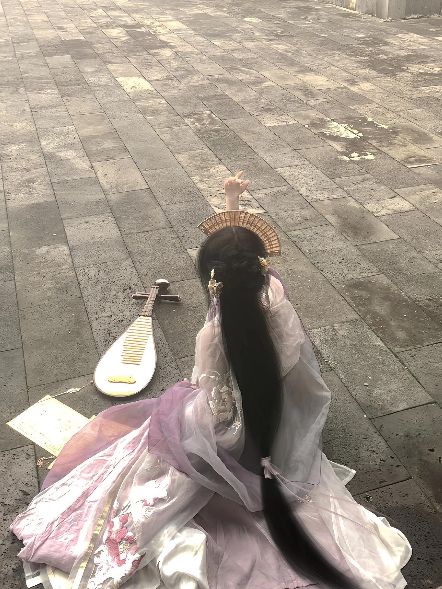 “恐有街头胭脂色，柳絮沾白雪只沾红”