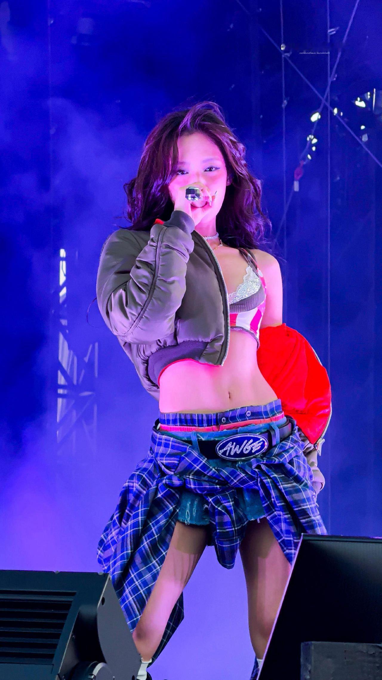 Jennie音乐节造型 夏天、音乐节、Jennie这几个词组合一下就是热辣酷爽的