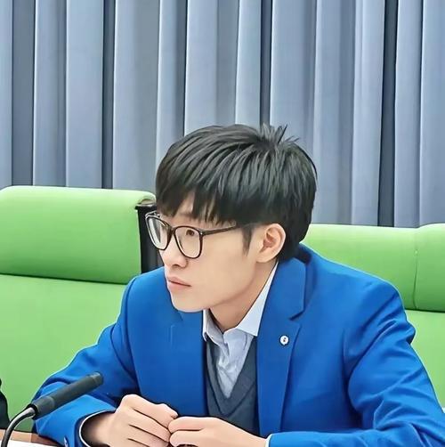 还以为国内科技圈真出了个能打破美国垄断的真神。
 
结果一查，人家梁文锋带着他的