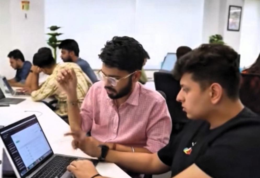 懵了，
为什么我们把礼貌给了外国人
却把尖酸刻薄留给了自己的同胞呢？

现在三哥