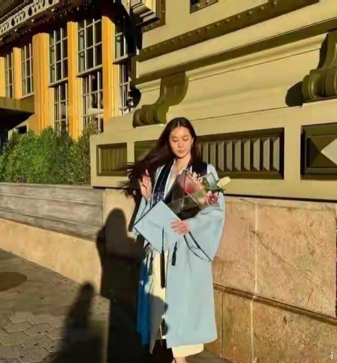 李连杰利智女儿哥伦比亚大学毕业照惊艳全网，网友：和妈妈一样美 ​​​